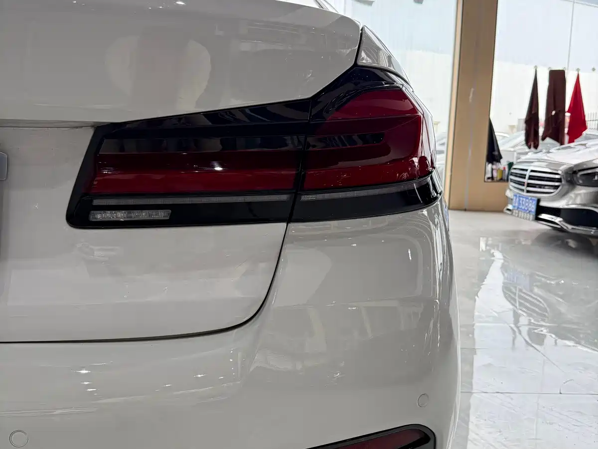 BMW 5 Series (Import) 2018 525i M Sport Package фото 12