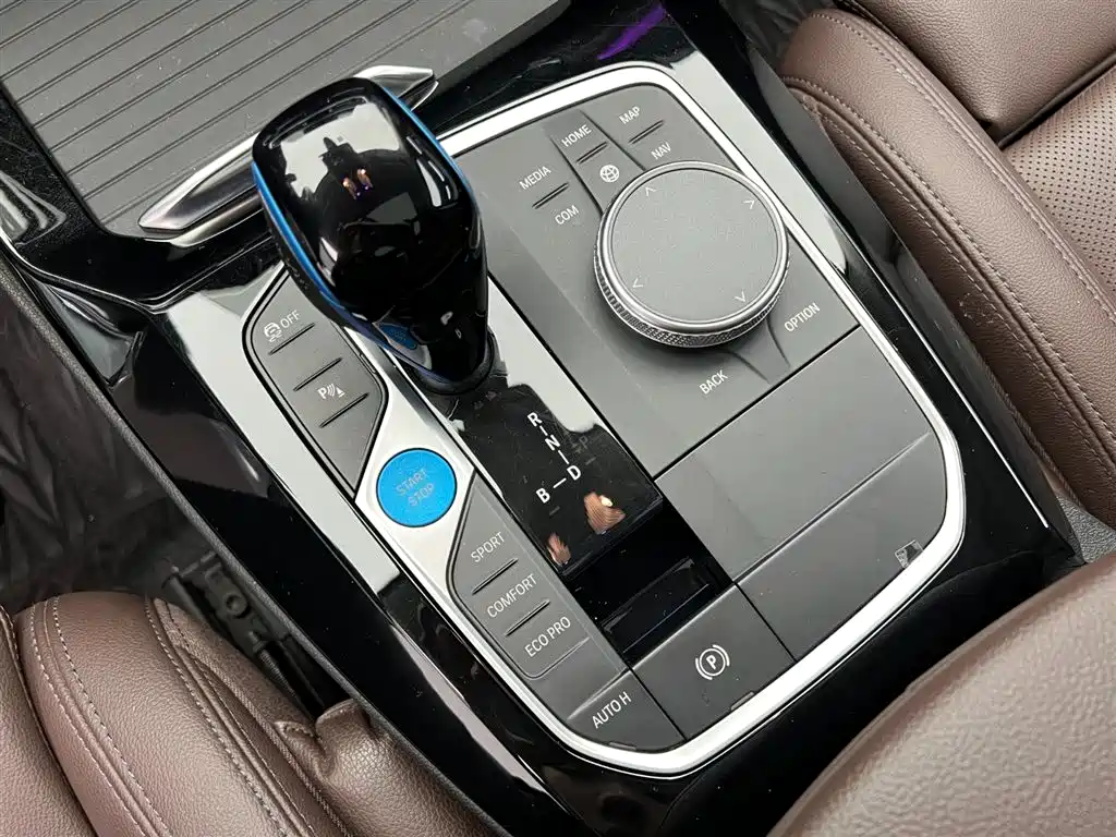 BMW iX3 2022 Leading Edition фото 16