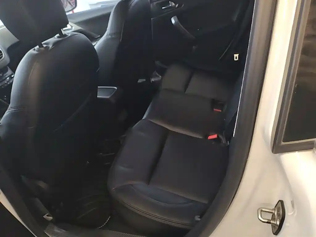 Peugeot 2008 2018 1.6L Automatic Fashion Edition фото 17