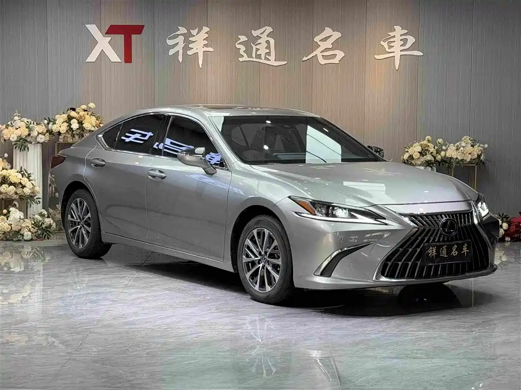 Фото 3 - Lexus ES