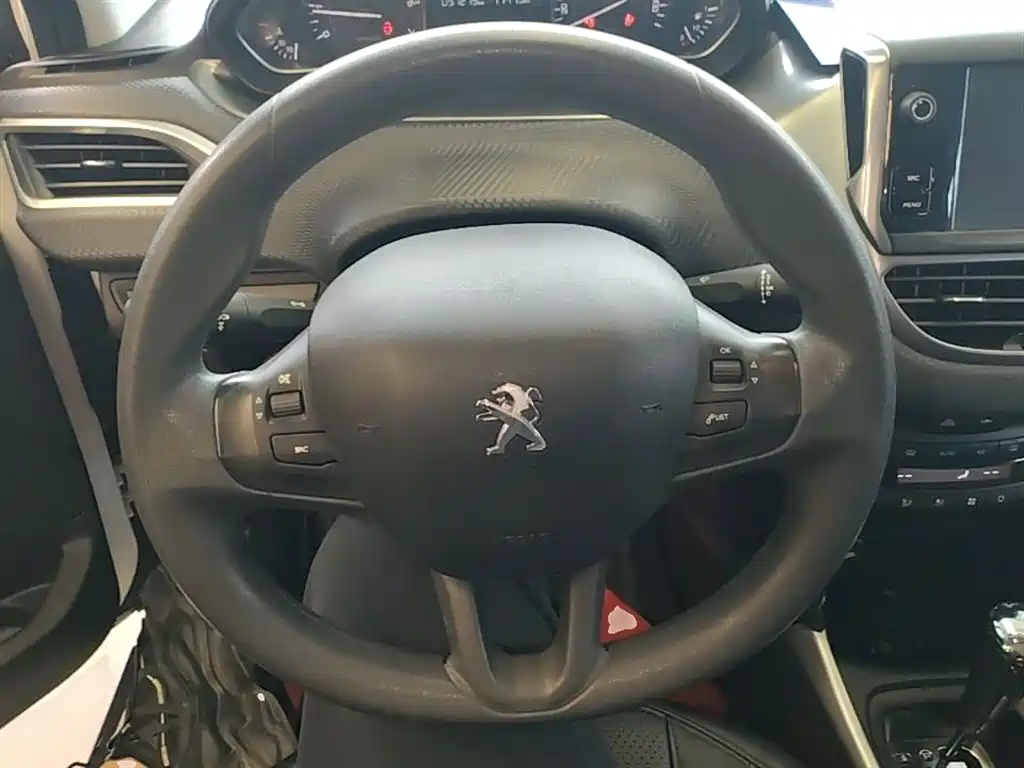 Peugeot 2008 2018 1.6L Automatic Fashion Edition фото 11