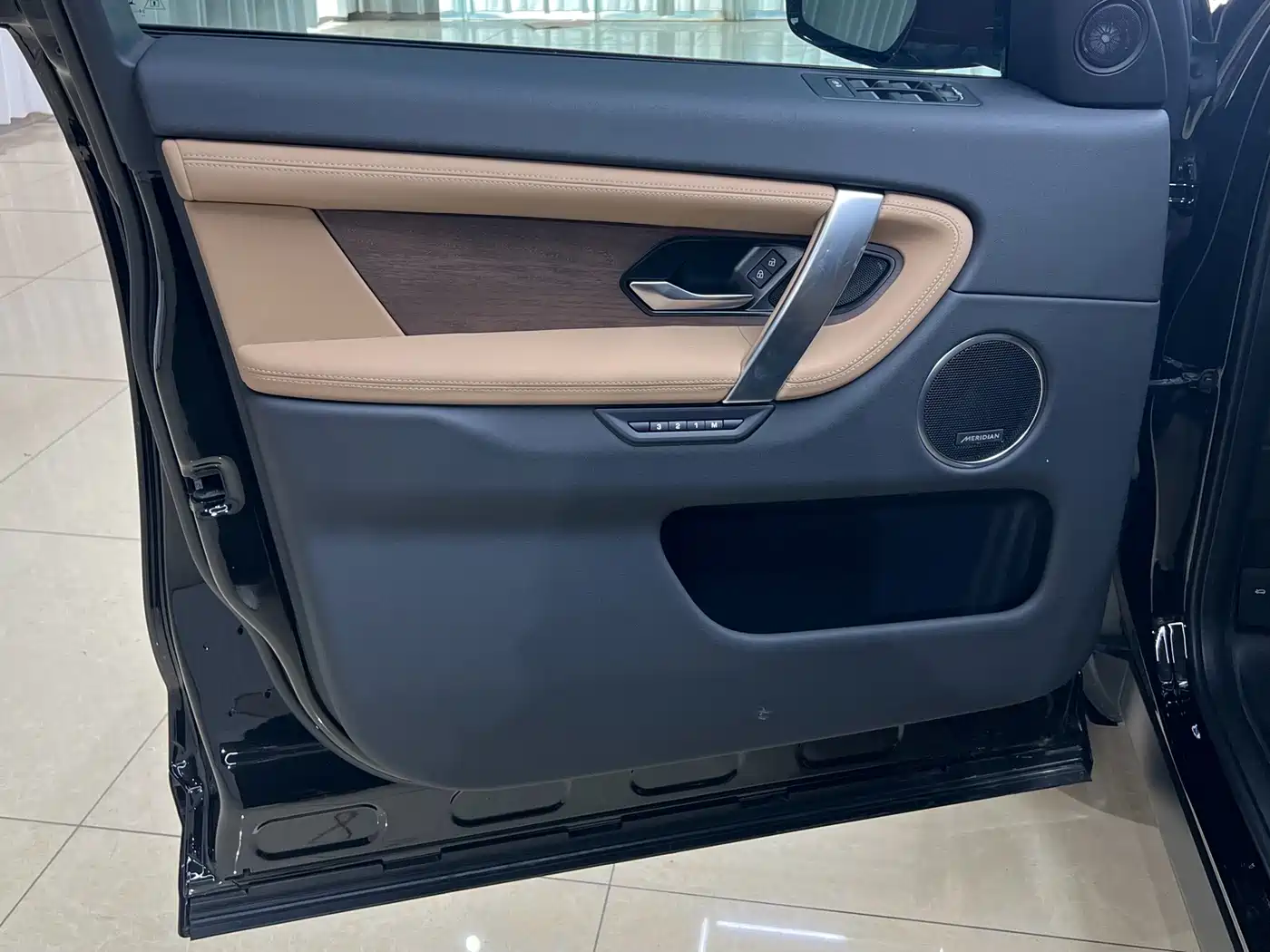 Land Rover Discovery Sport 2025 249PS Performance Tech Edition фото 8