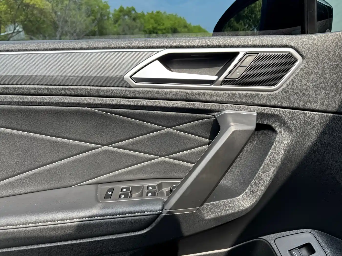 Volkswagen Tiguan L 2022 330TSI Auto 2WD R-Line Premium Edition фото 4