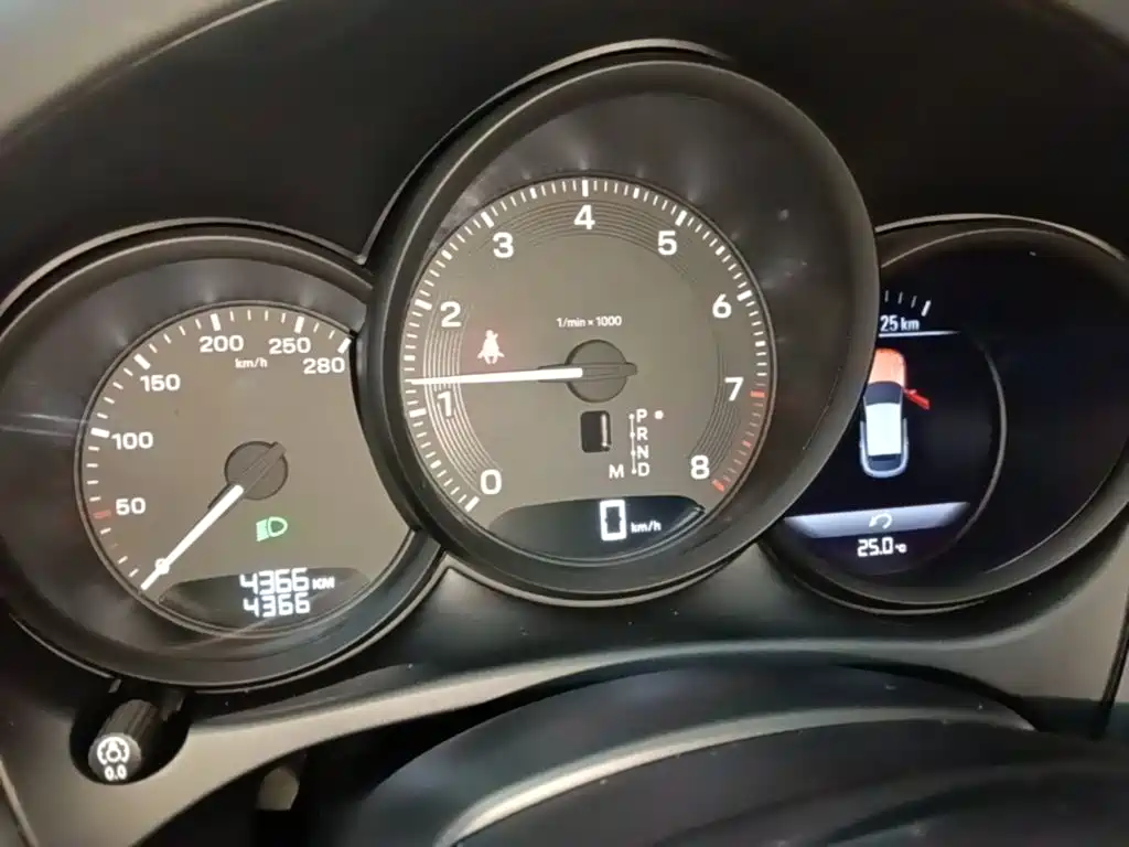 PORSCHE MACAN