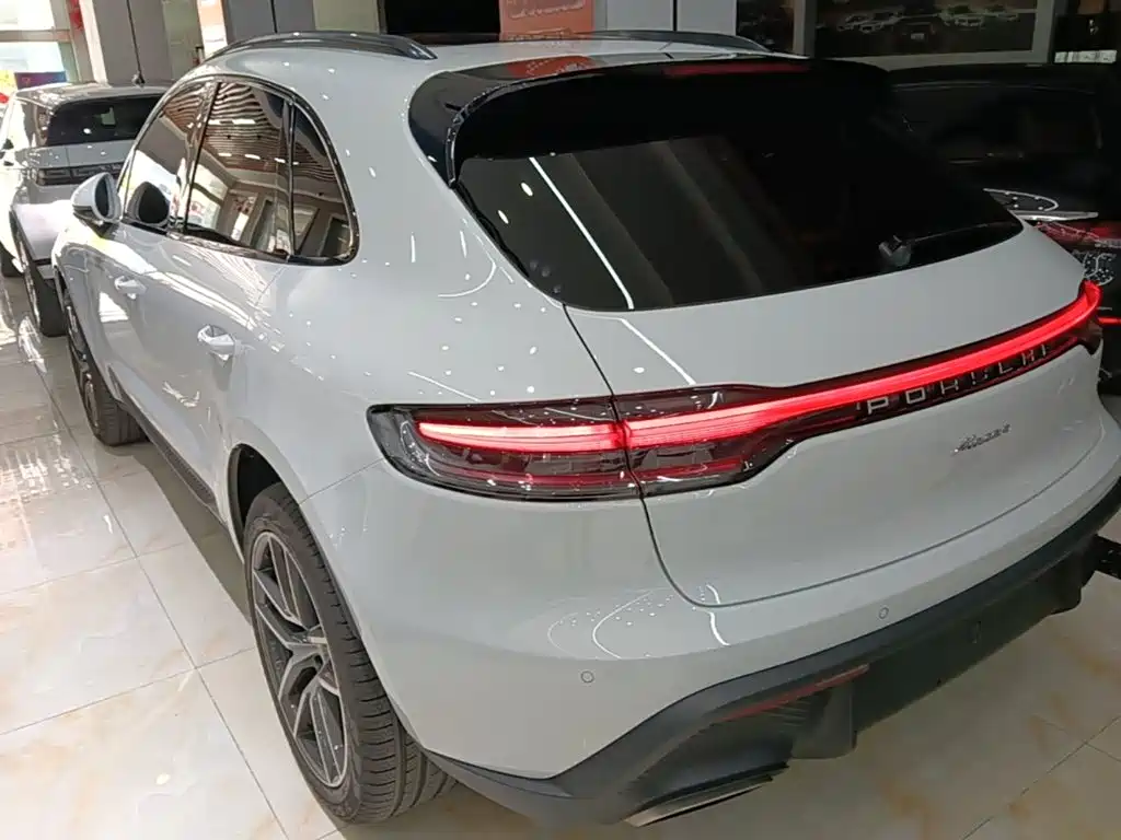 PORSCHE MACAN