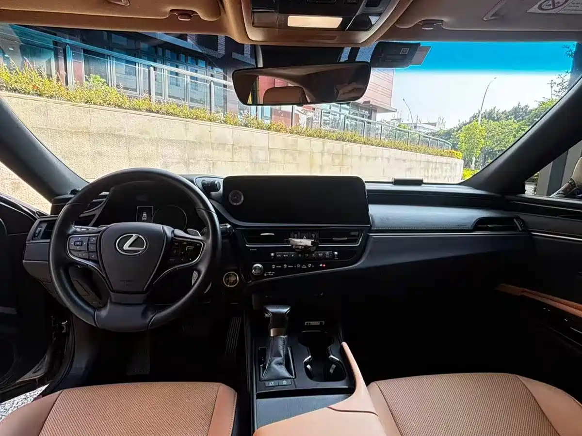 Фото 5 - Lexus ES