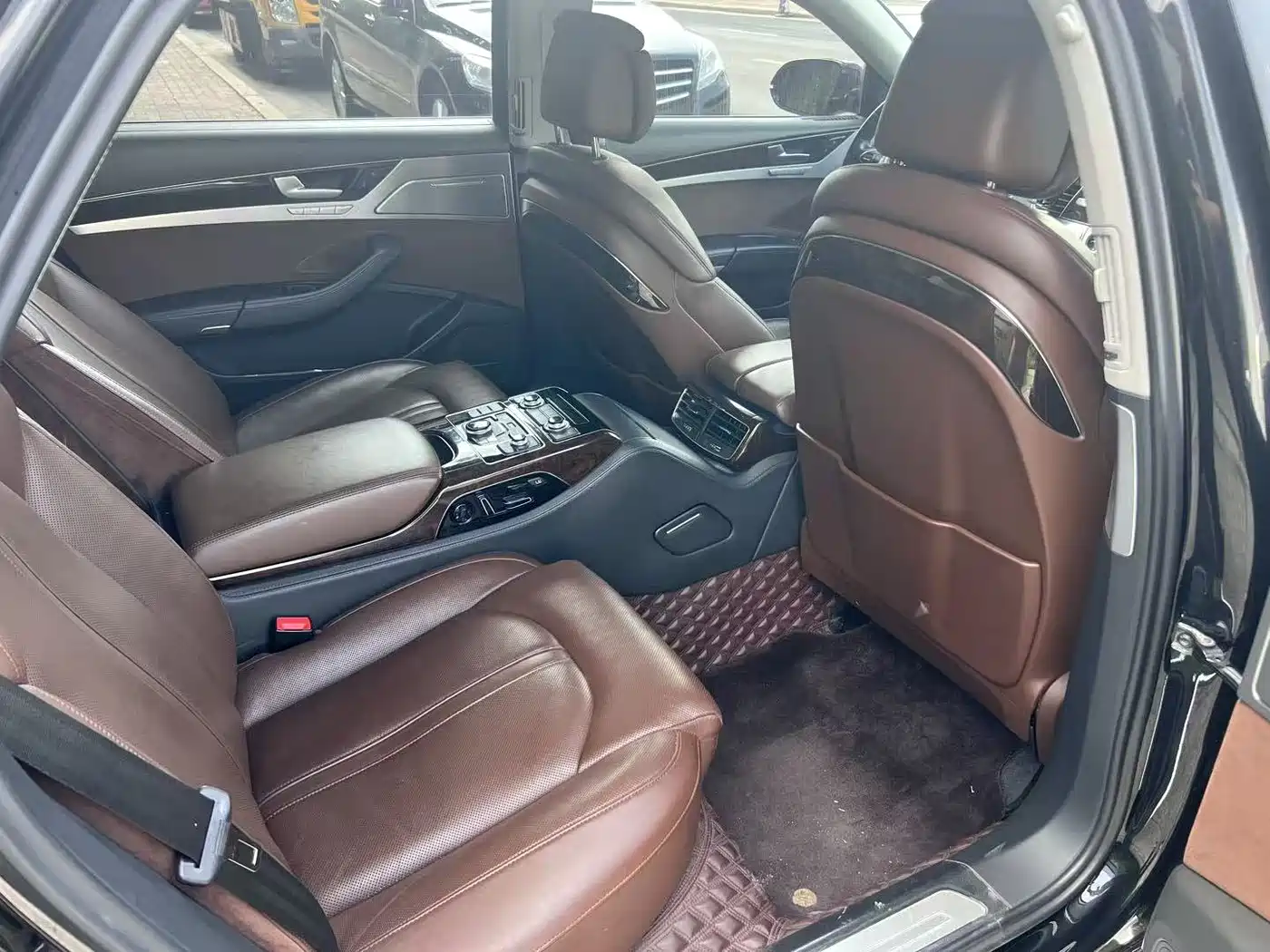 Фото 21 - Audi A8