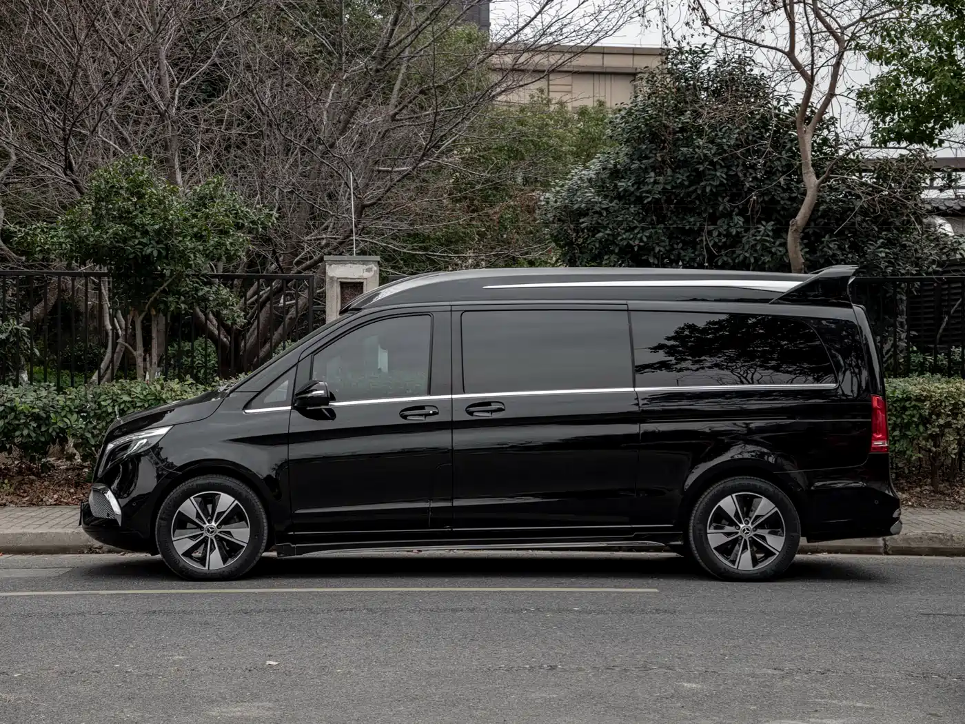 Mercedes-Benz V-Class 2022 V 260 L Long Wheelbase Luxury Edition фото 3