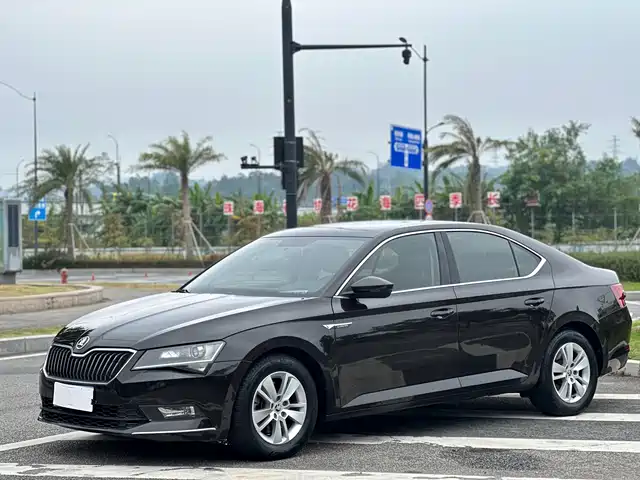  Škoda Superb 2016 TSI280 DSG Advance Edition