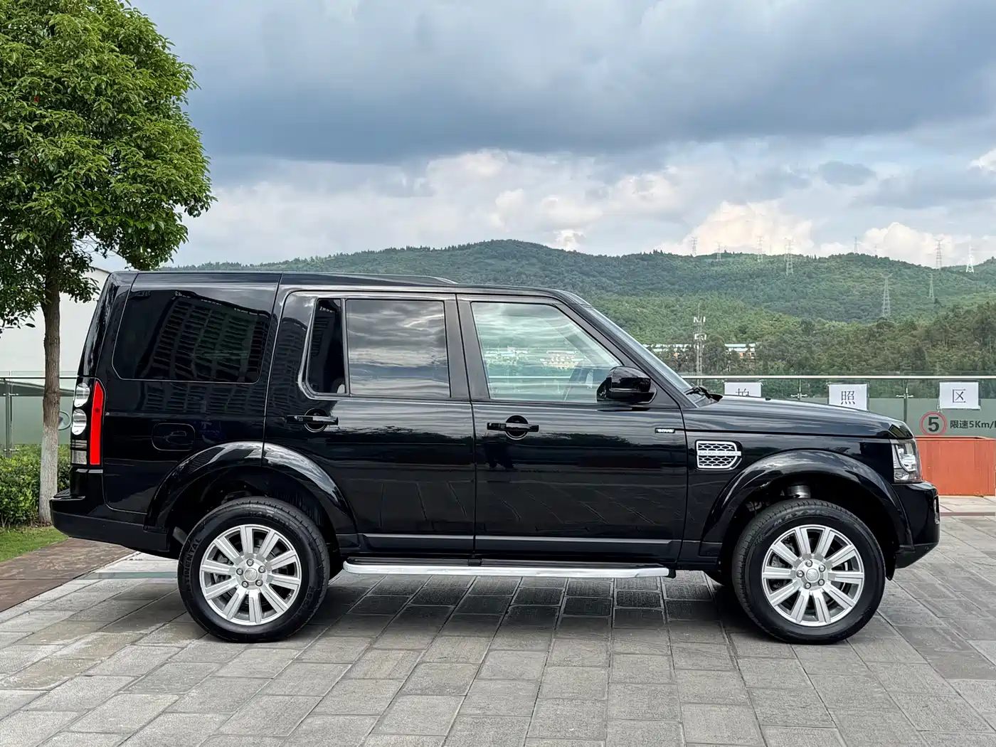 Land Rover Discovery 2015 3.0 SDV6 HSE Diesel фото 4