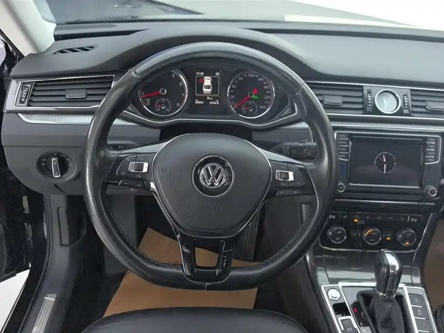 Volkswagen Passat 2017 330TSI DSG Luxury фото 15