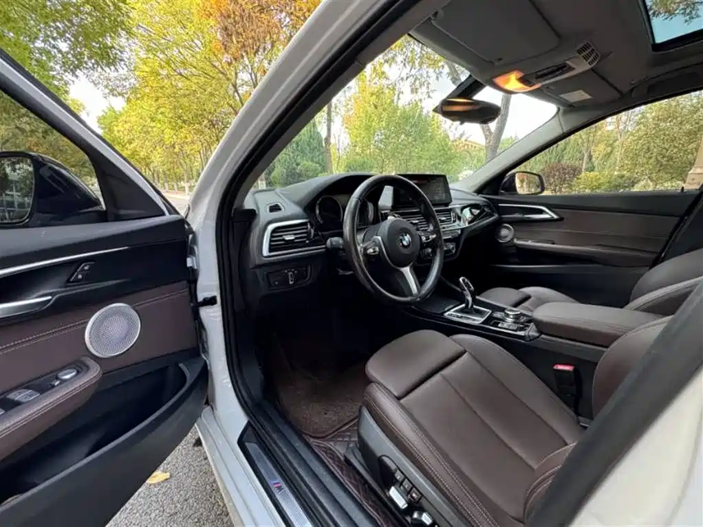 BMW 1 Series 2023 120i M Sport Shadow Edition фото 4