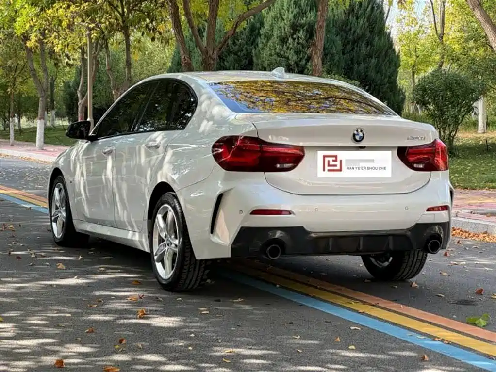 BMW 1 Series 2023 120i M Sport Shadow Edition фото 7