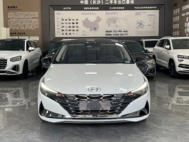 Hyundai Elantra 2022 1.5L CVT LUX Premium Edition — фото 2
