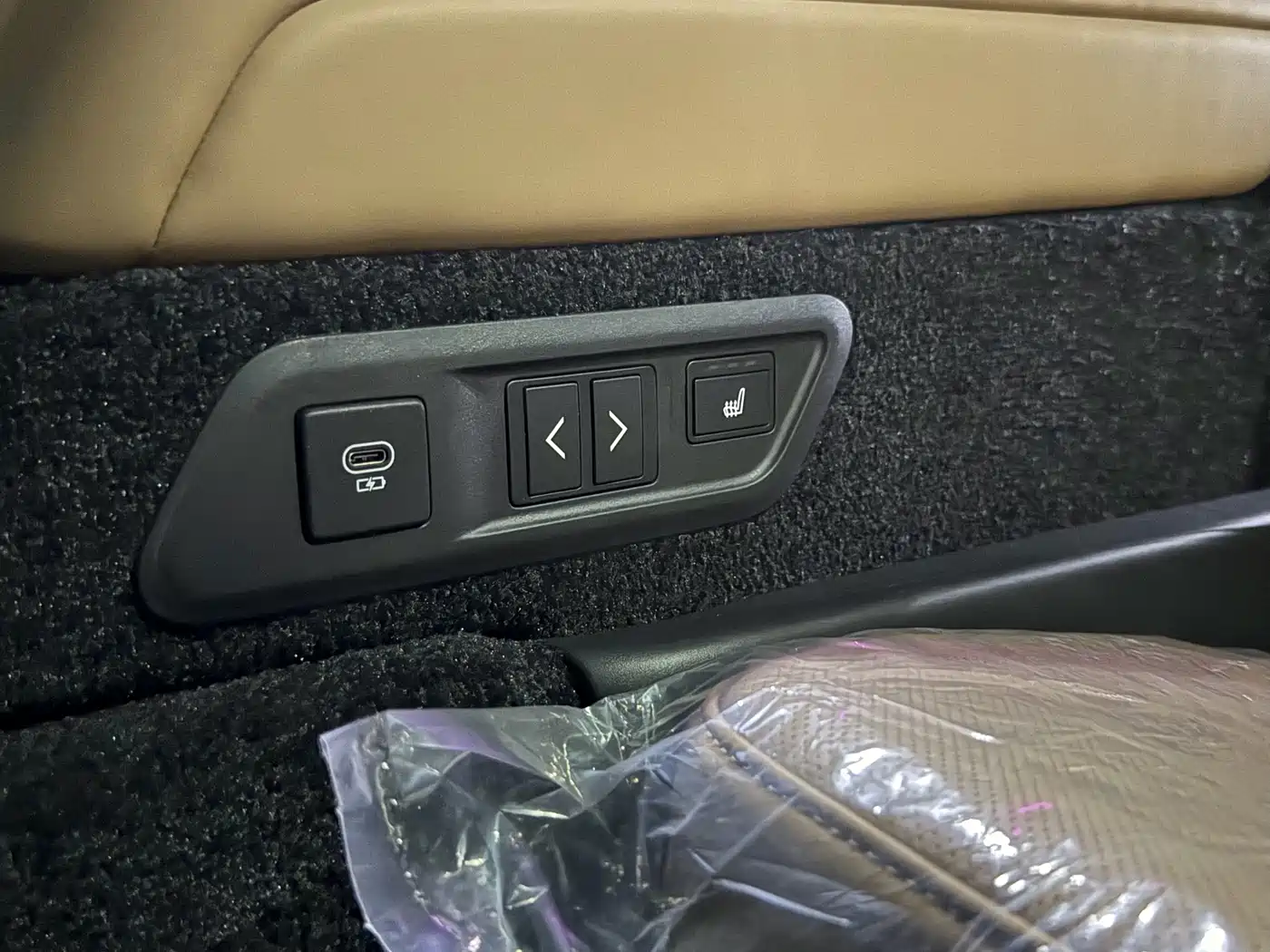 Land Rover Range Rover 2024 3.0 L6 400PS Golden Age Extended 7-Seater фото 18
