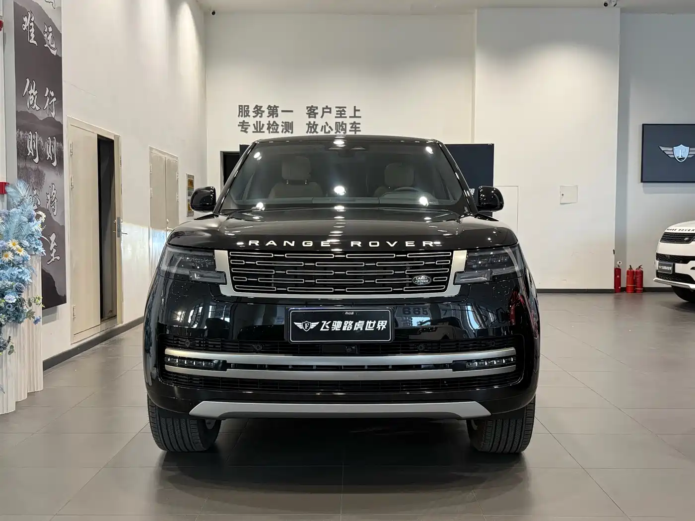 Land Rover Range Rover 2024 3.0 L6 400PS Golden Age Extended 7-Seater фото 2