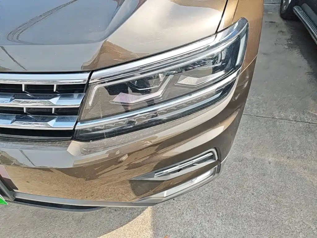 Фото 24 - Volkswagen Tiguan L