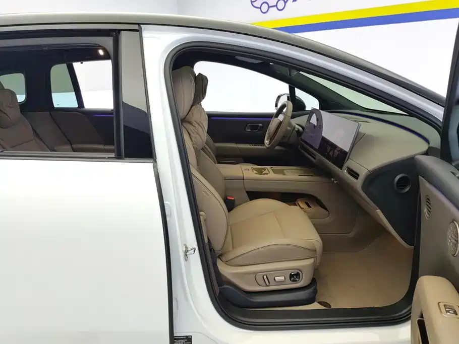 Фото 8 - Li Auto i6
