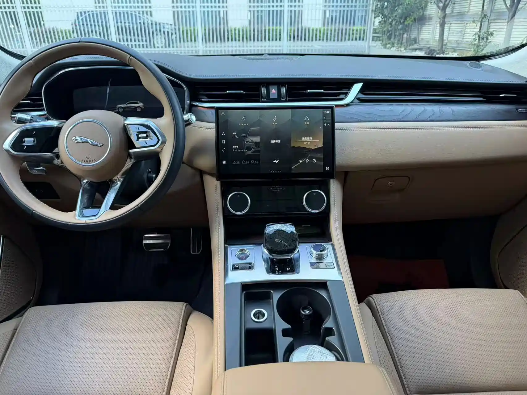 Фото 13 - Jaguar F-PACE