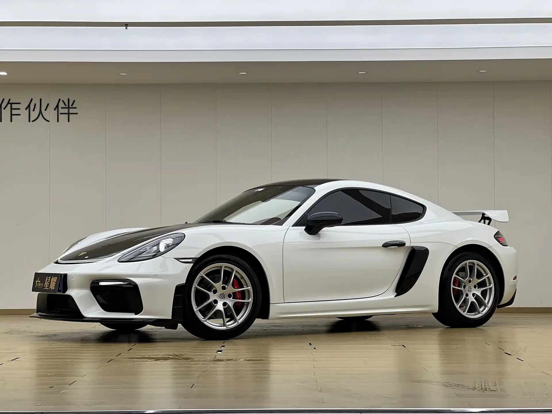 Photo 1 - Porsche 718