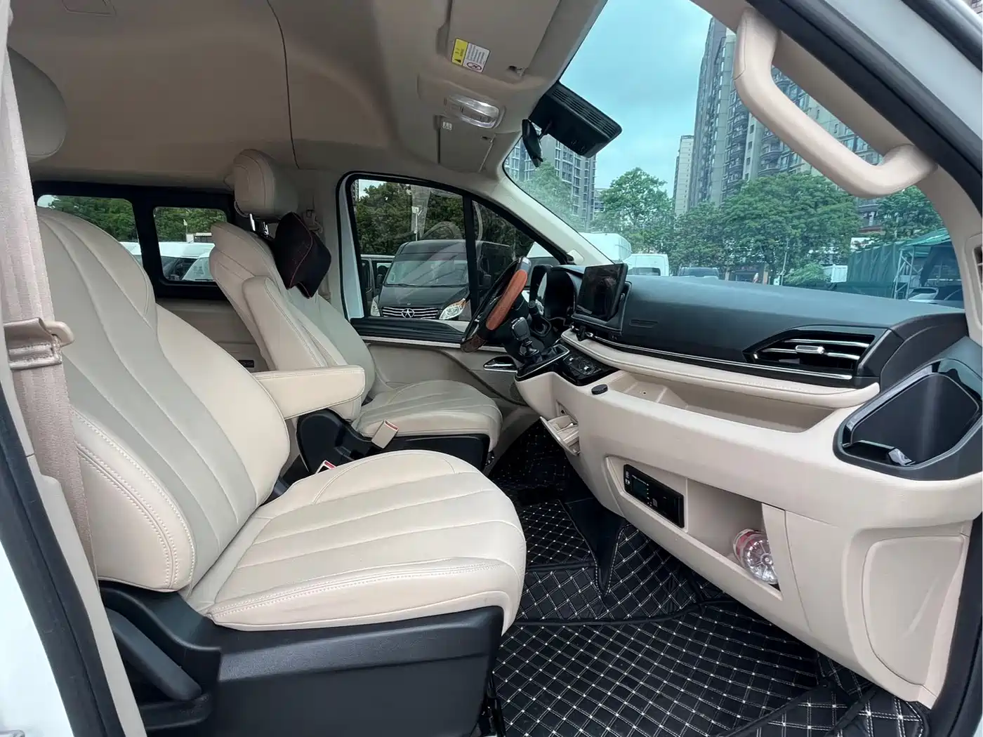 SAIC Maxus Xintu V70 2025 2025 Model 2.0T Manual Long Wheelbase Medium Roof Luxury Edition 9-Seater