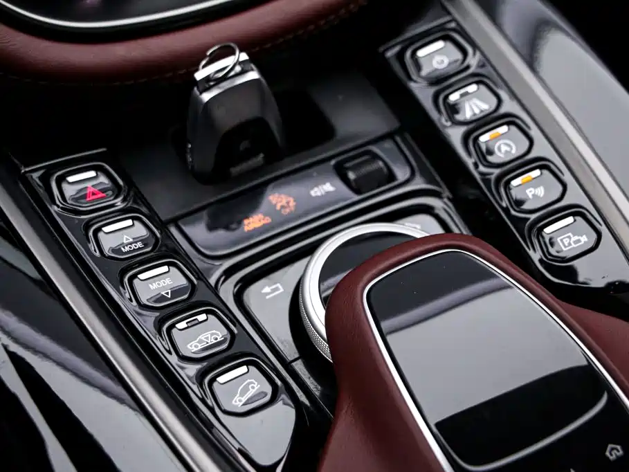 Фото 11 - Aston Martin DBX