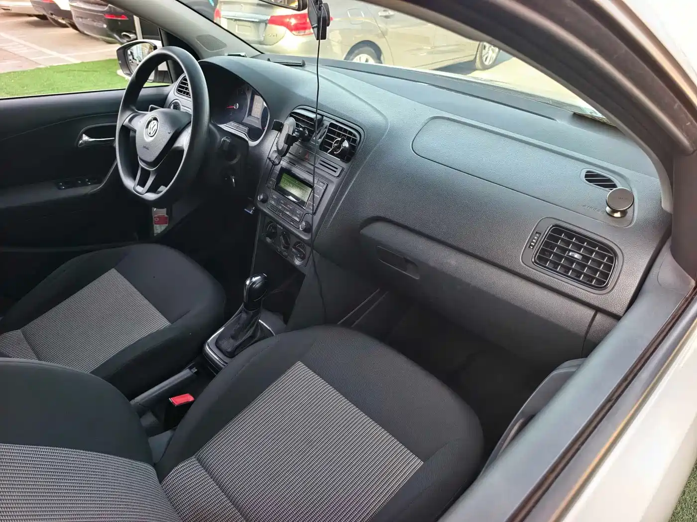 Volkswagen Polo 2016 1.4L Automatic Trend фото 15