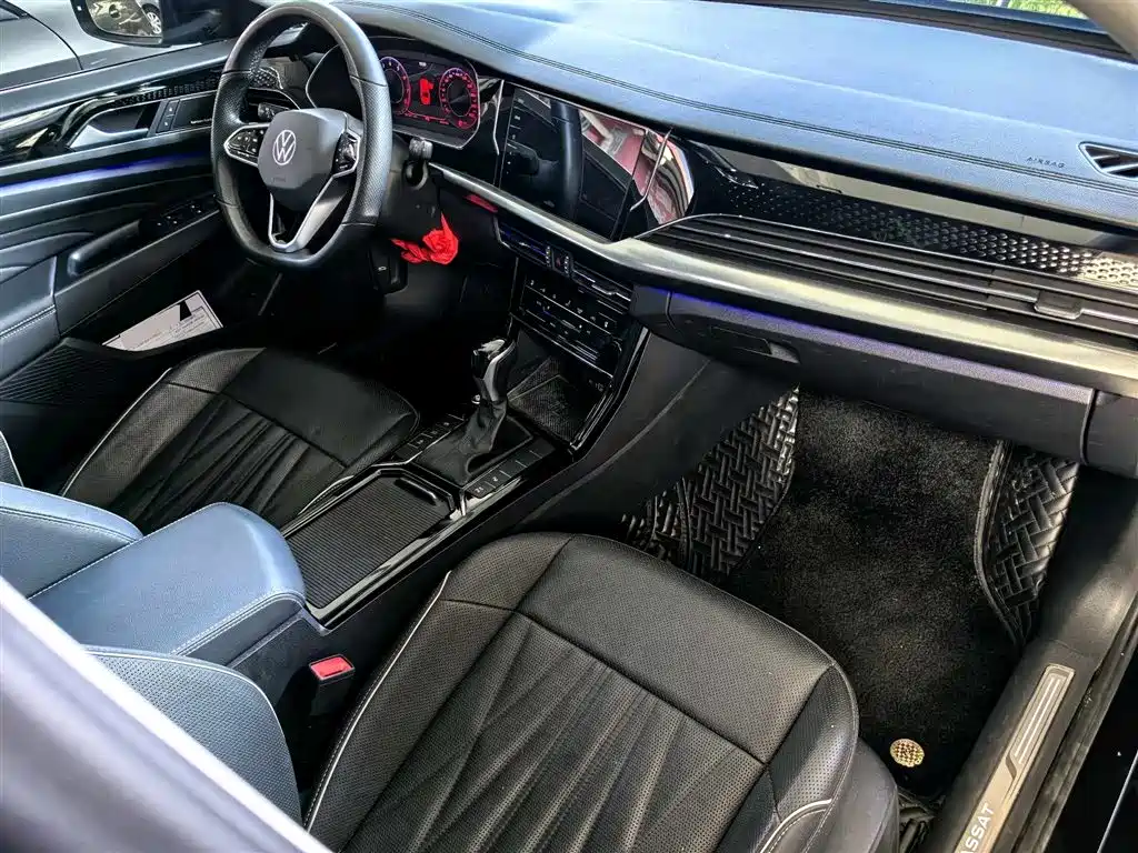 Volkswagen Passat 2022 330TSI Starlight Luxury Edition фото 10