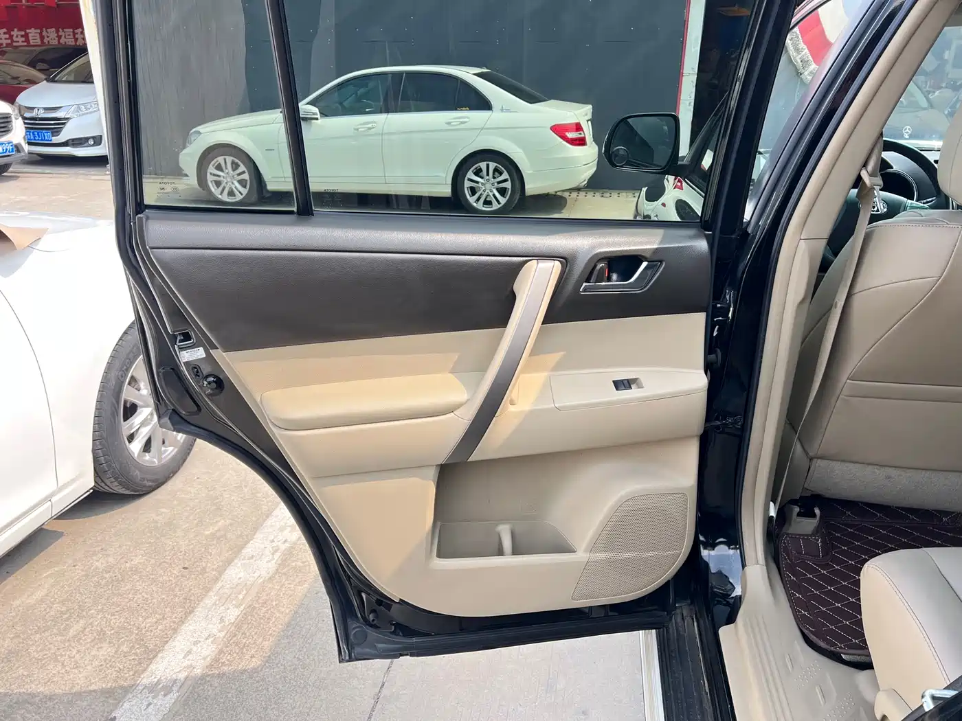 Toyota Highlander 2011 2.7L 2WD 7-seat Luxury Navigation фото 8