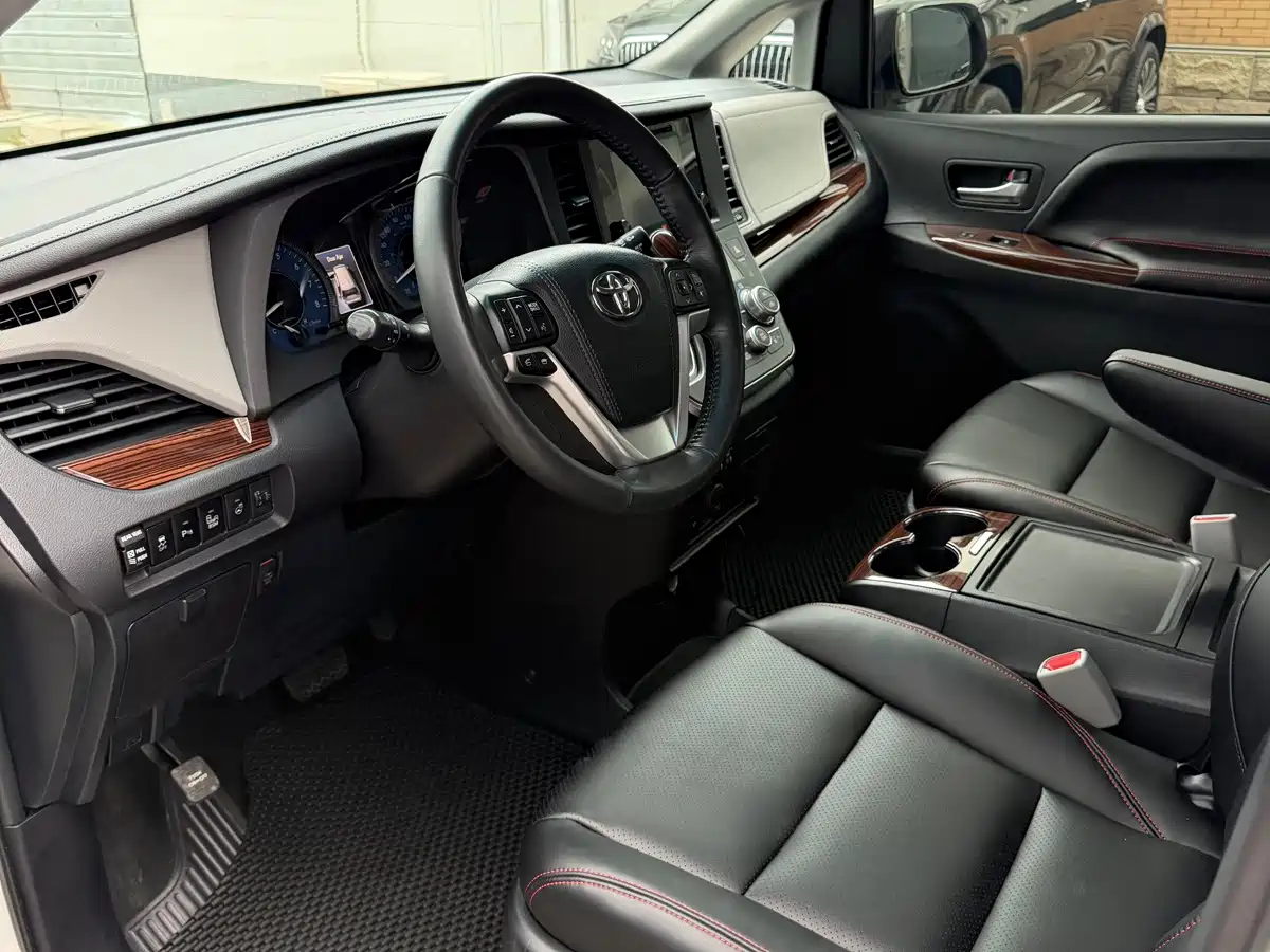 Photo 7 - Toyota Sienna
