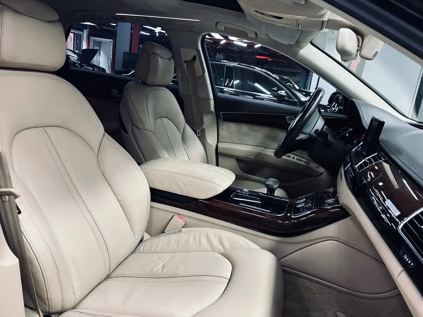 Photo 14 - Audi A8
