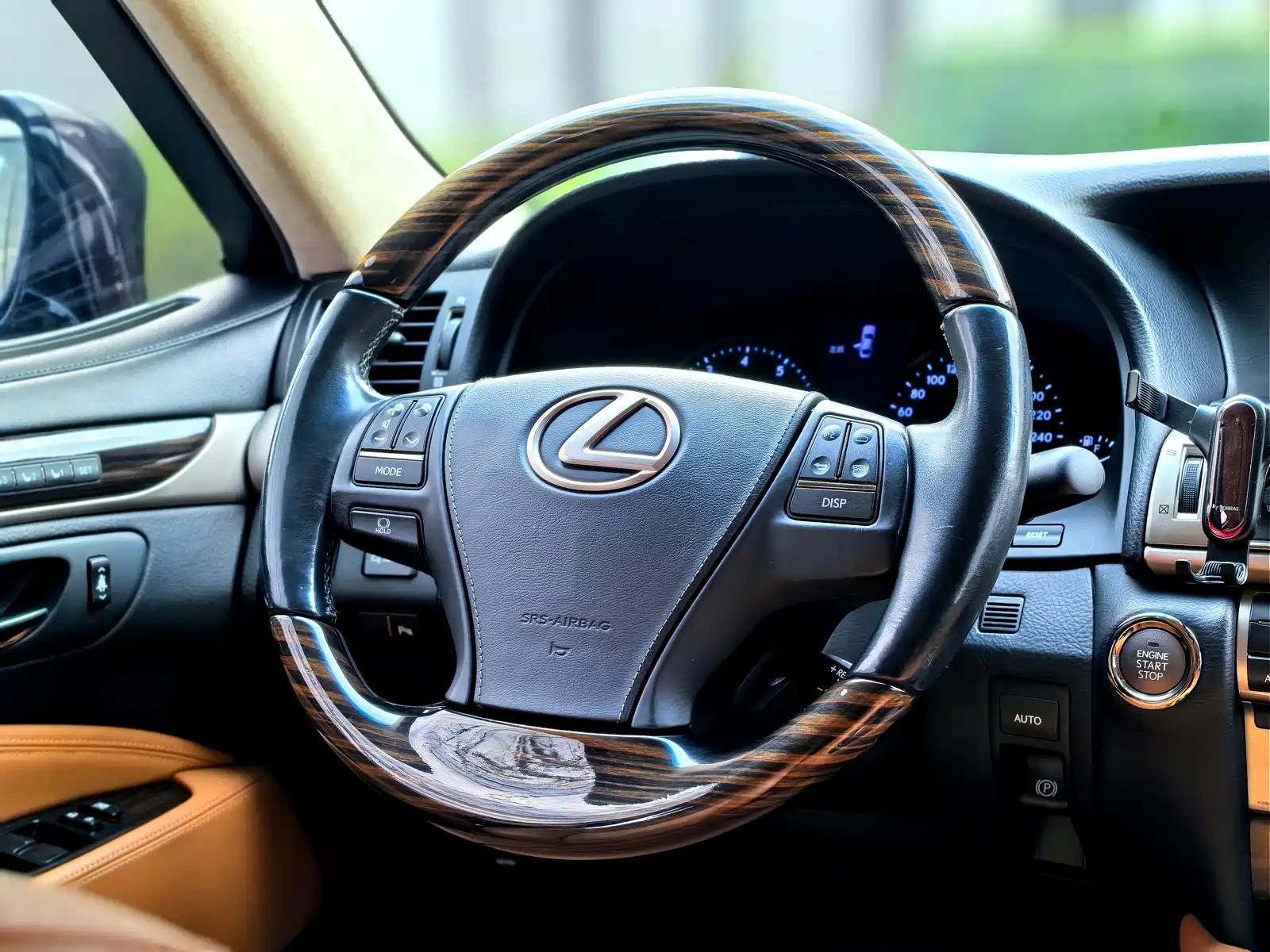 Фото 7 - Lexus LS