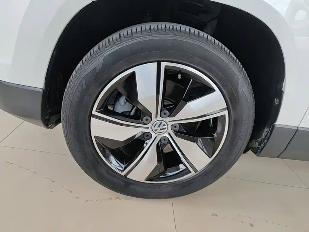 صورة 23 - Volkswagen Tharu