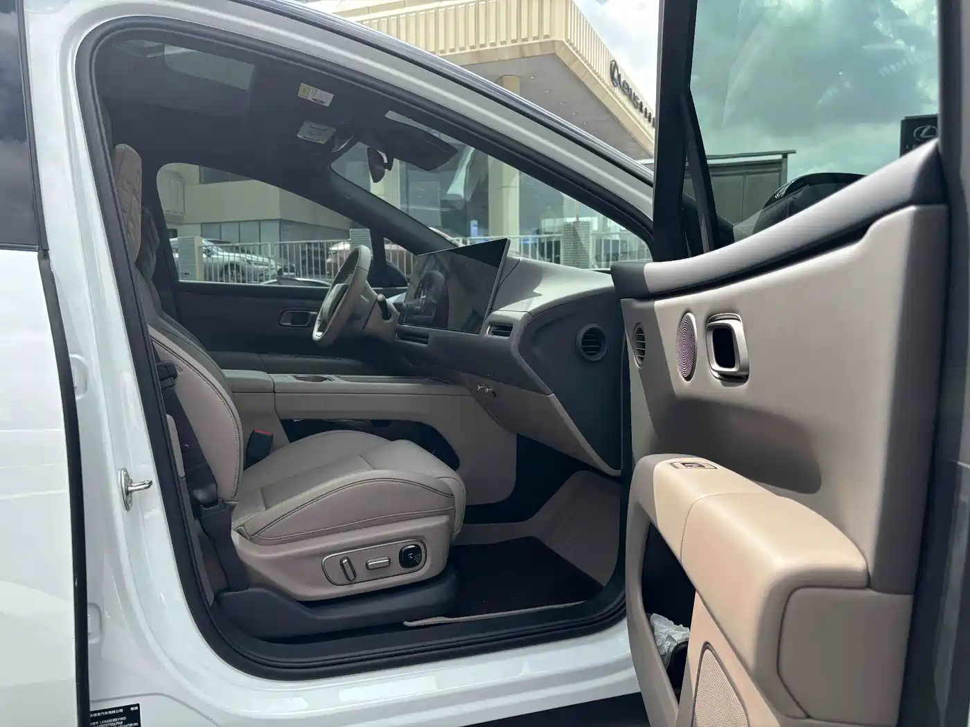 Photo 12 - Li Auto i6