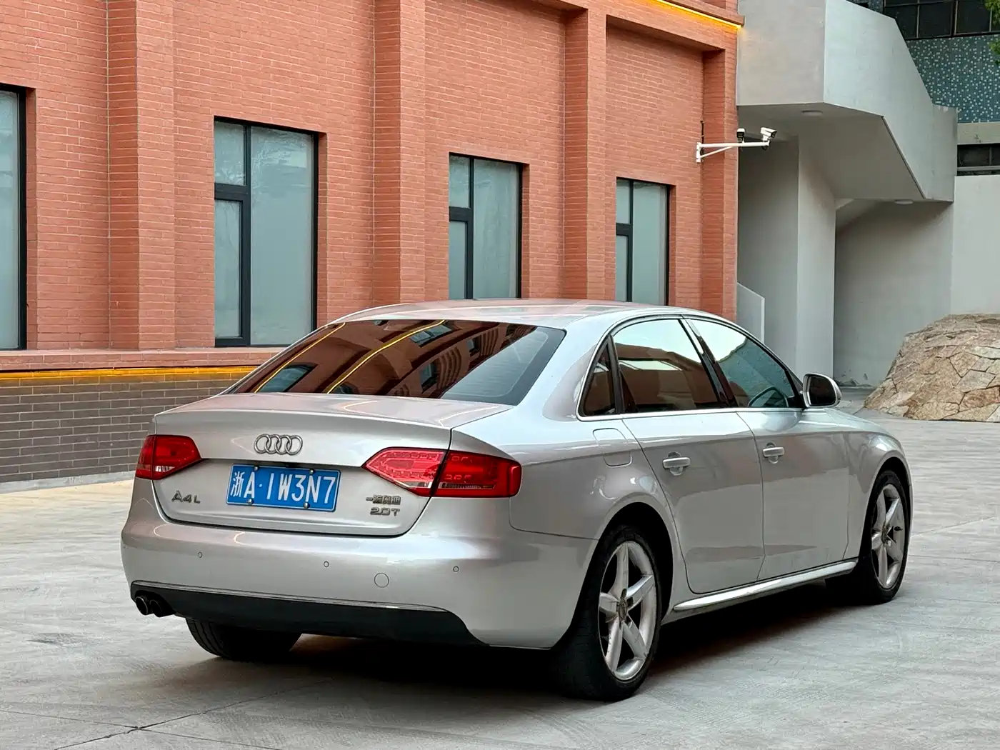 Audi A4L 2010 2.0 TFSI Standard фото 4