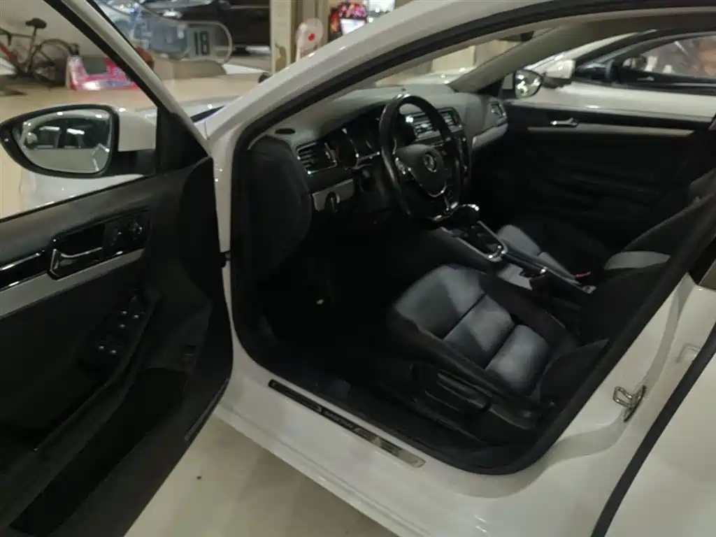 Volkswagen Sagitar 2018 1.6L Automatic Comfort фото 16