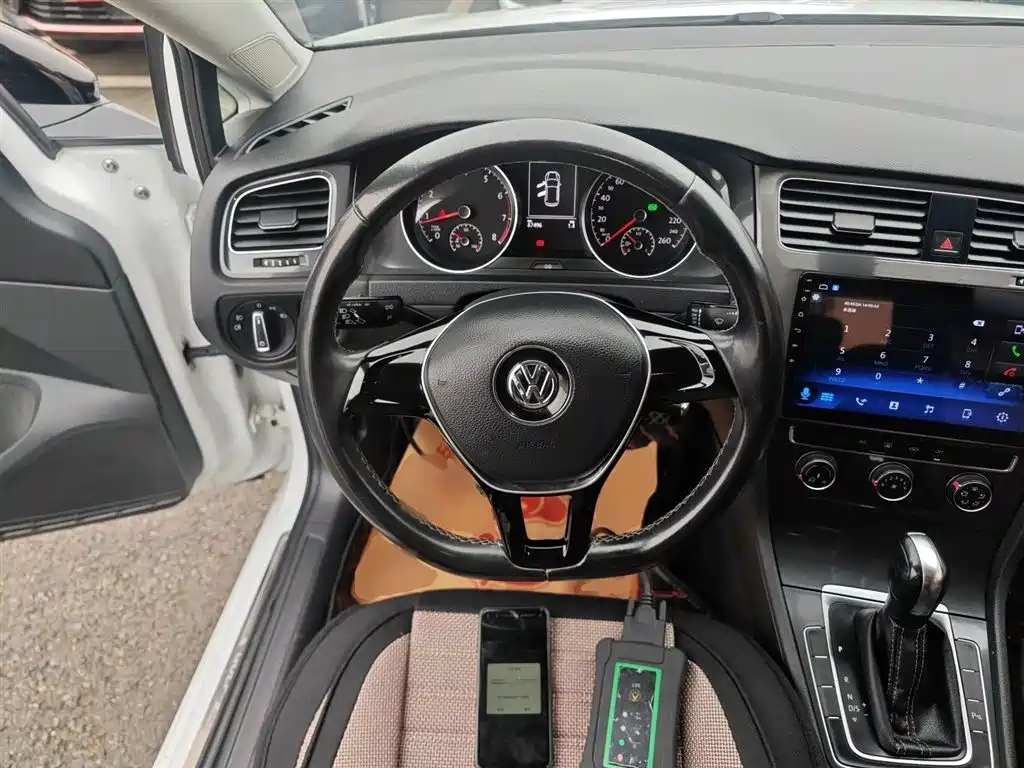 Volkswagen Golf 2017 1.6L Auto Comfort Millionth Edition фото 11