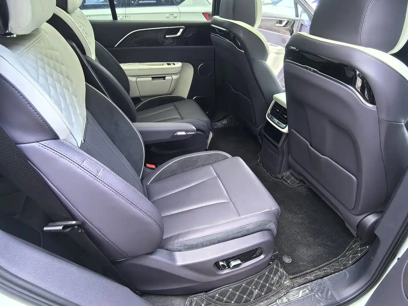 Фото 7 - Hongqi E-HS9