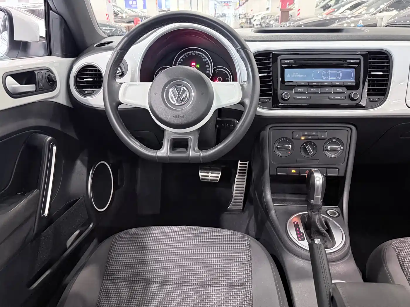 Volkswagen Beetle 2015 180TSI фото 10
