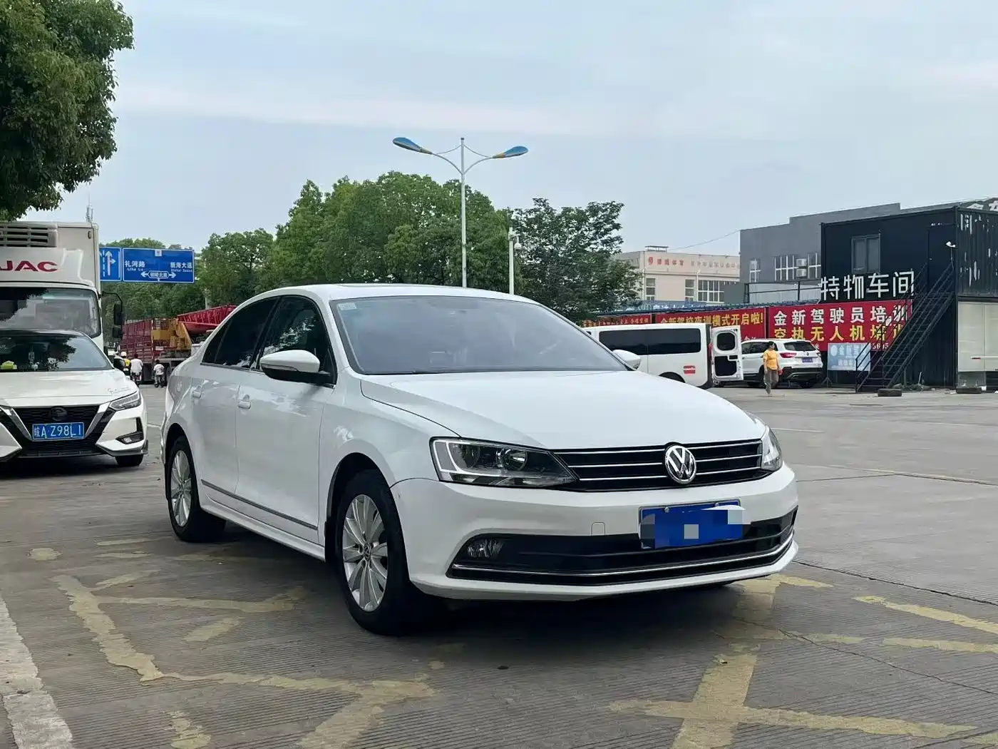 Volkswagen Sagitar 2015 1.6L Automatic Comfort фото 3