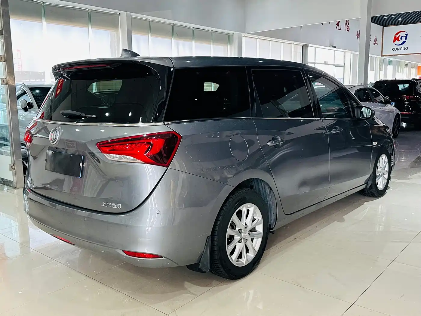 Photo 10 - Buick GL6