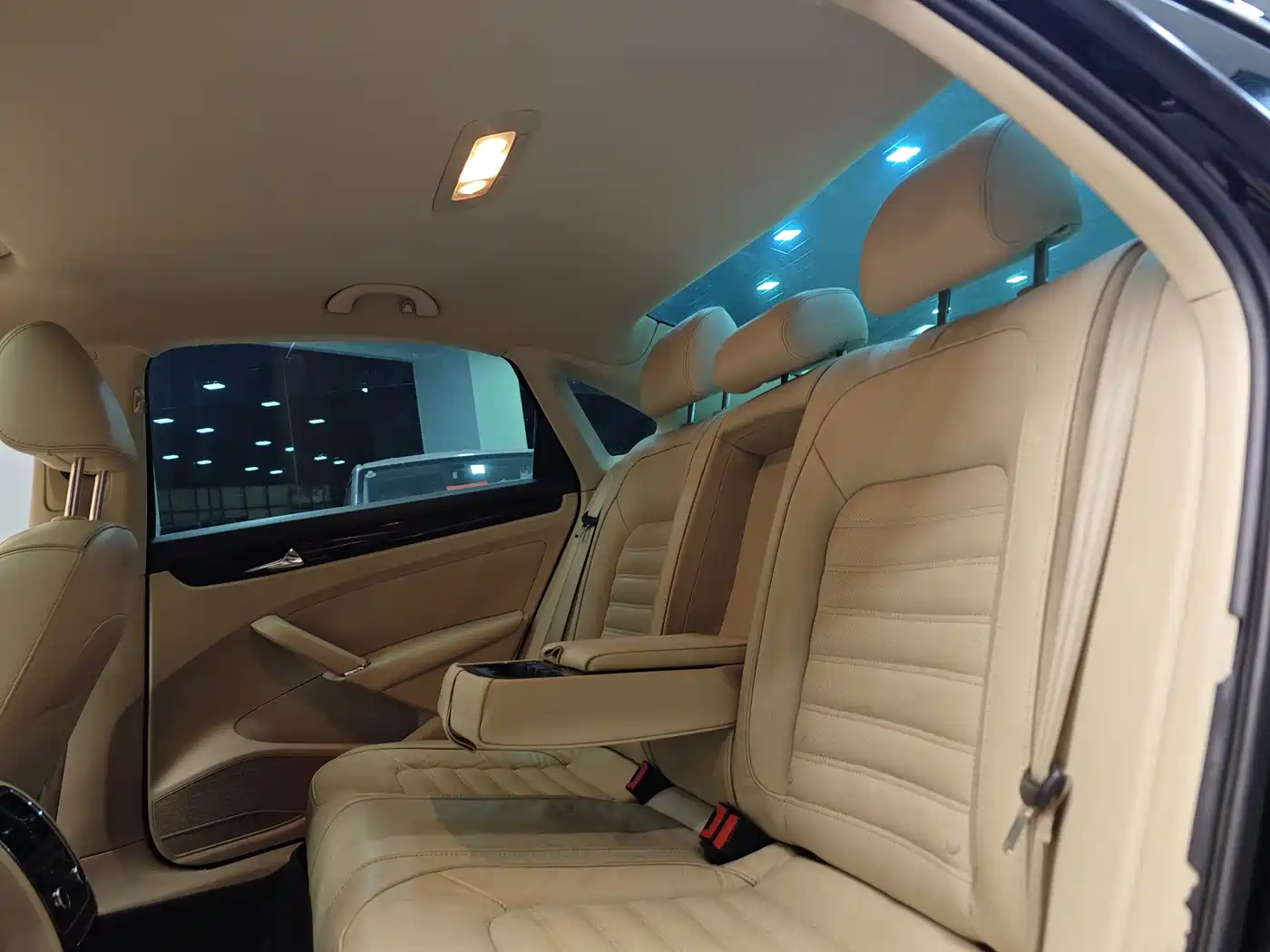 Volkswagen Passat 2015 1.8TSI DSG Prestige Edition фото 23