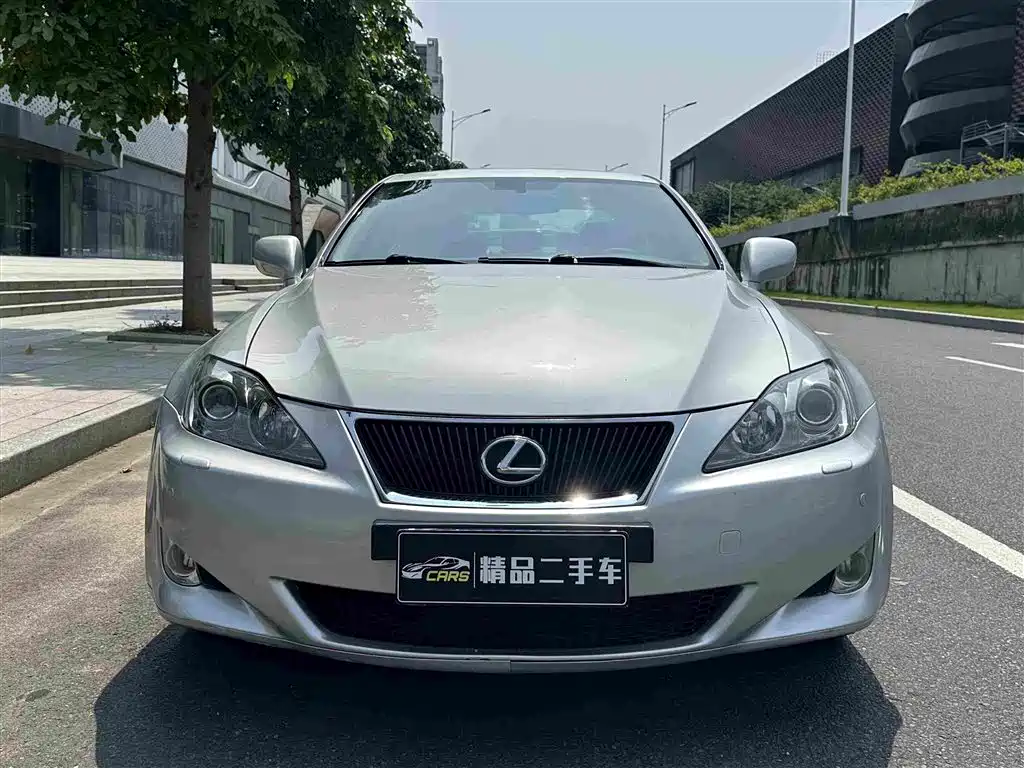 Фото 2 - Lexus IS