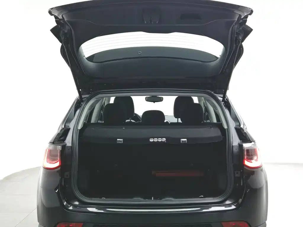 Фото 16 - Jeep Compass