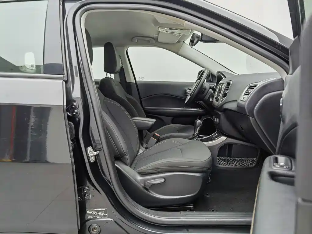 Фото 23 - Jeep Compass