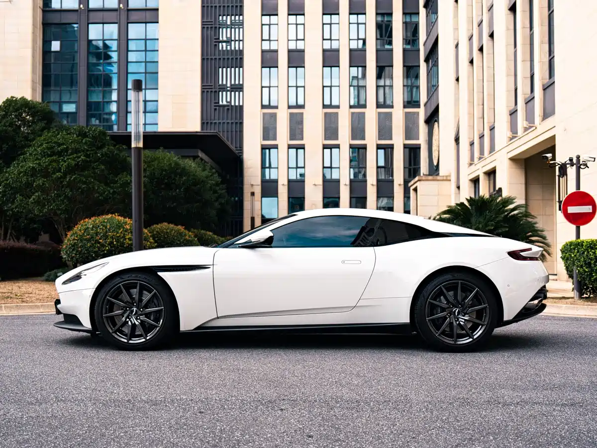 Aston Martin DB11 2022 2020 4.0T V8 Coupe