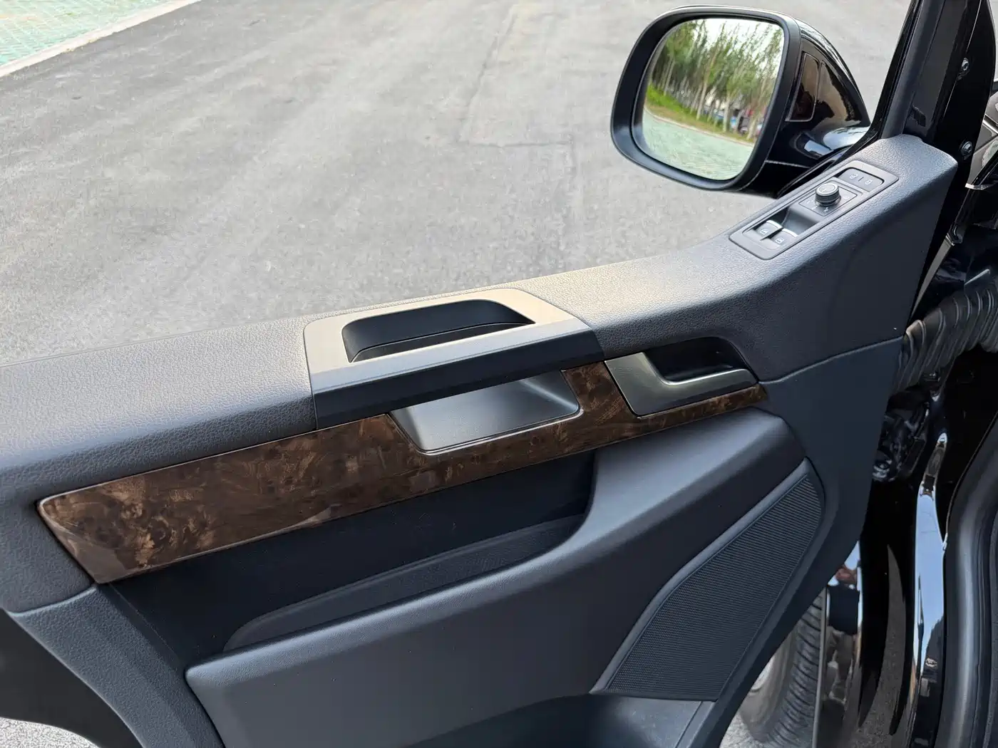 Volkswagen Multivan 2018 2.0TSI 4WD Premium Edition 7-Seater фото 14