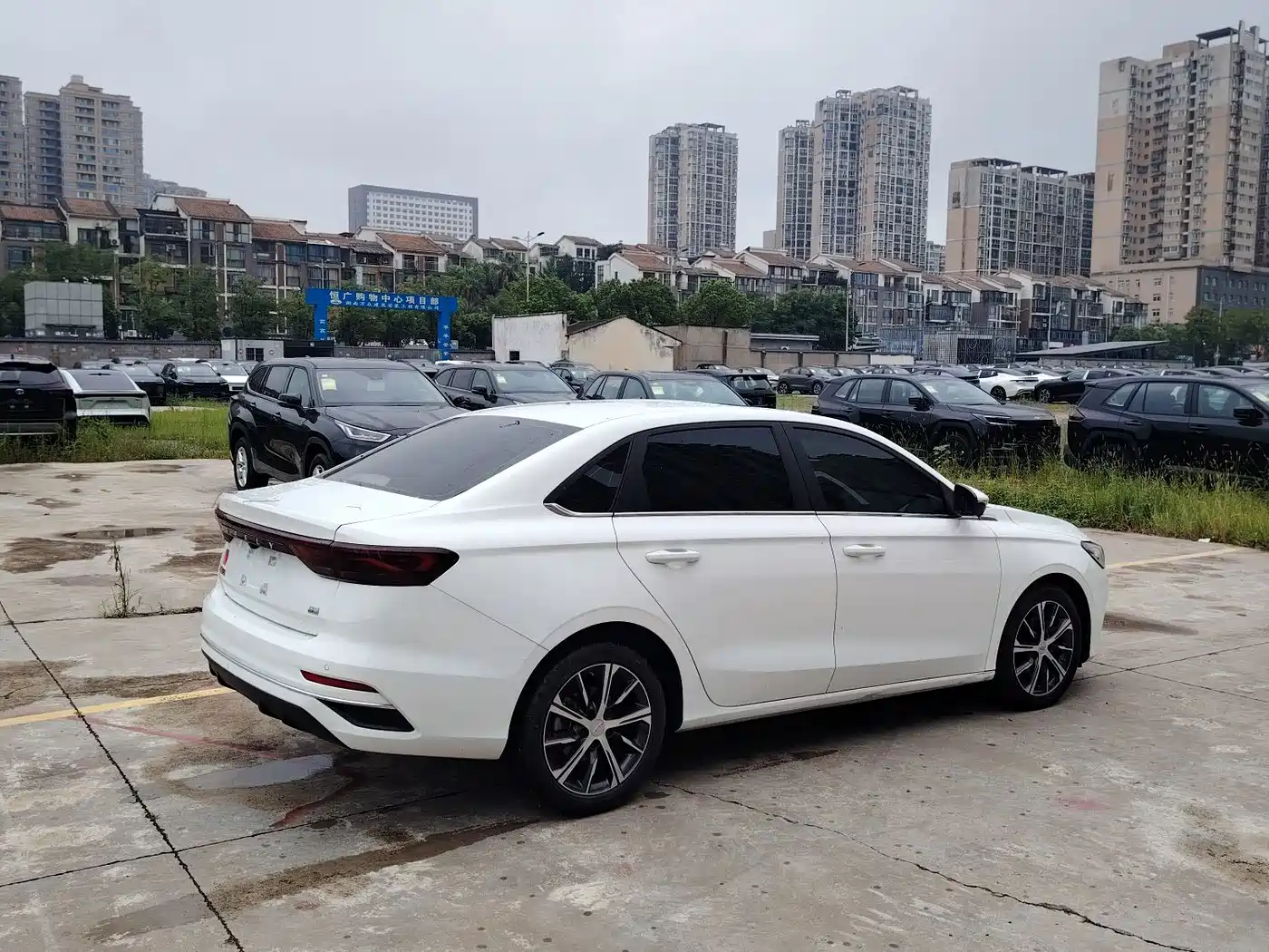 Фото 4 - Geely Emgrand