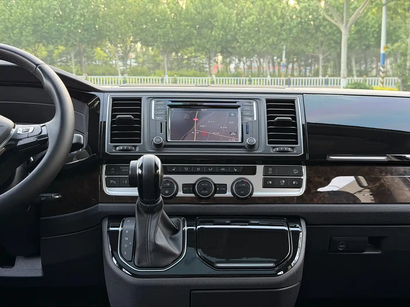 Volkswagen Multivan 2018 2.0TSI 4WD Premium Edition 7-Seater фото 8