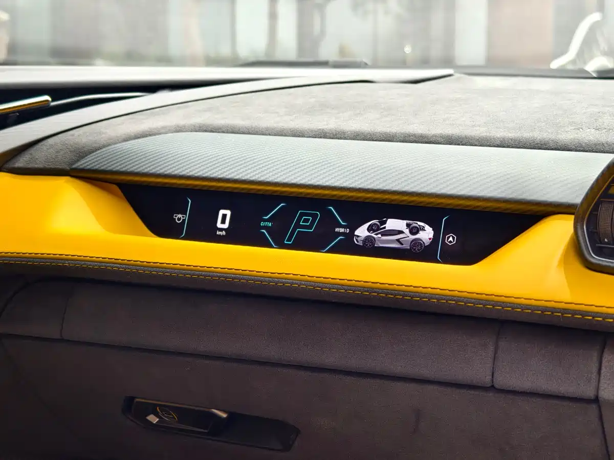 LAMBORGHINI REVUELTO